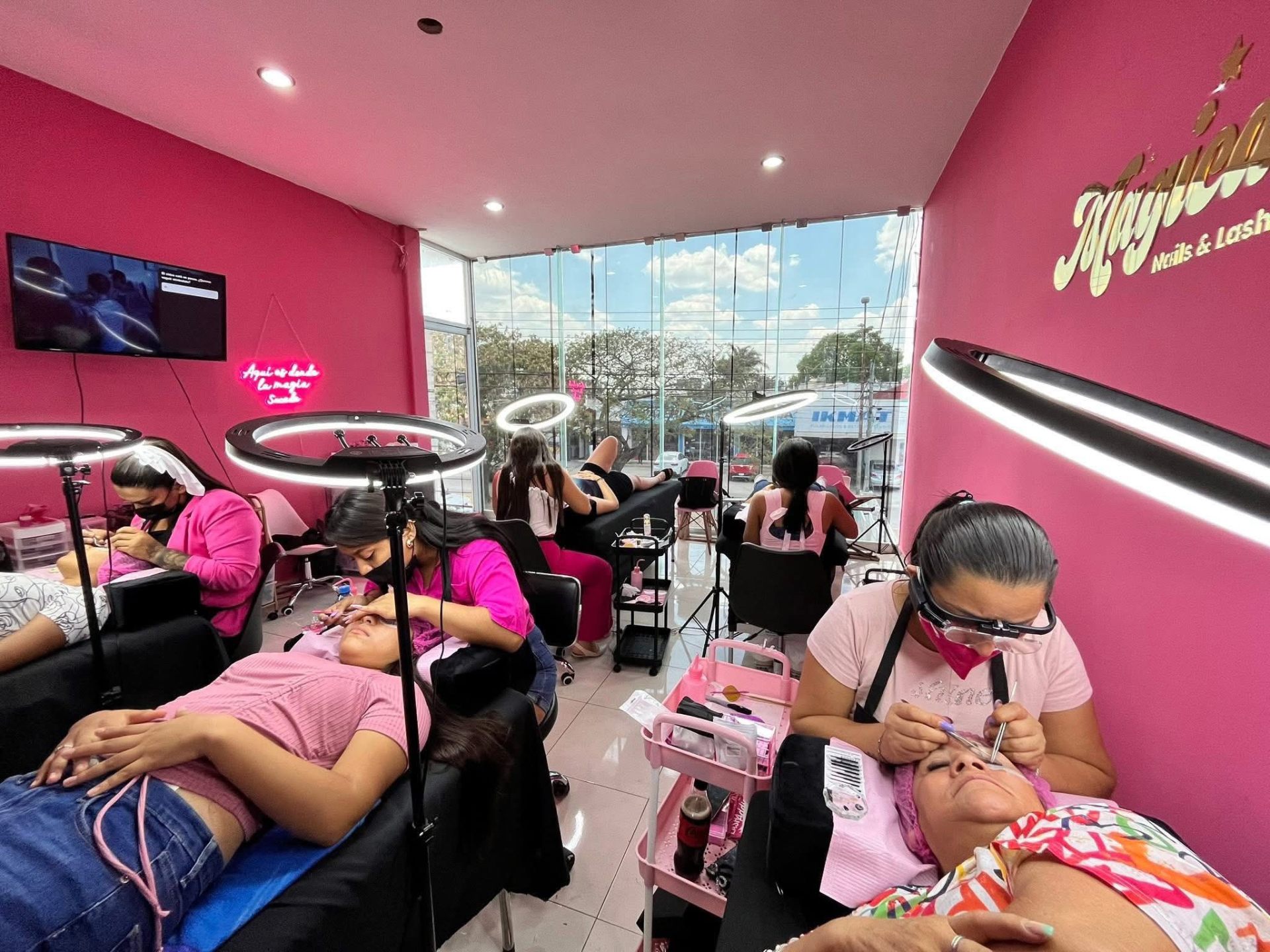 Sala de prácticas con varias alumnas trabajando en modelo