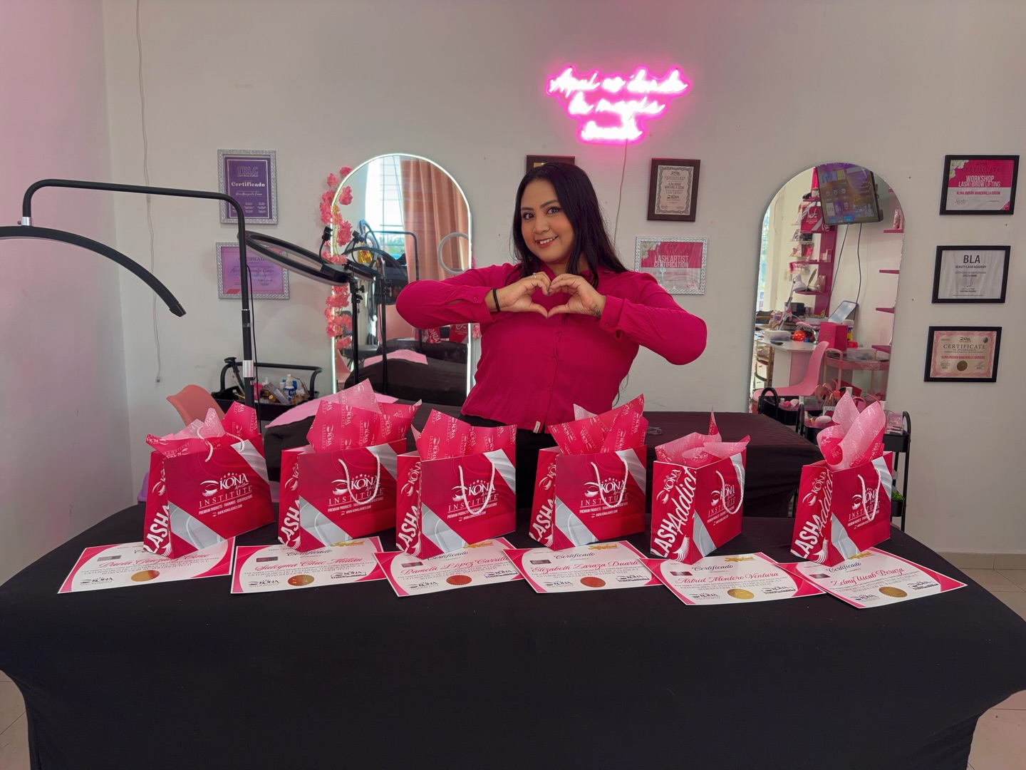 Alina con los kits Kona Institute listos para entregar